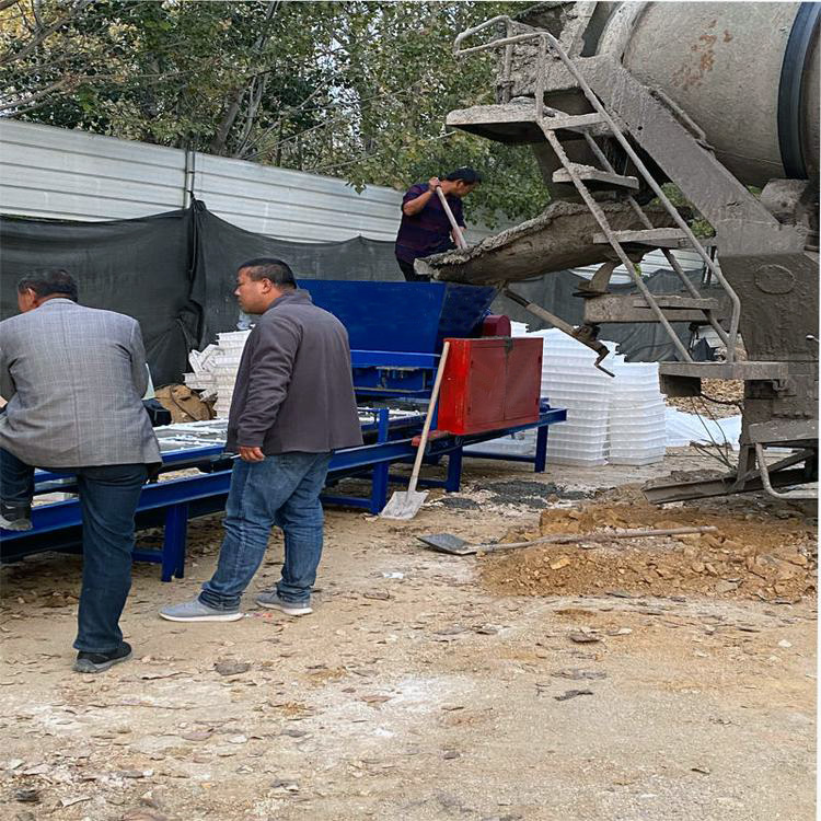 現(xiàn)場罐車正常出料,進(jìn)入到預(yù)制件設(shè)備料斗內(nèi)